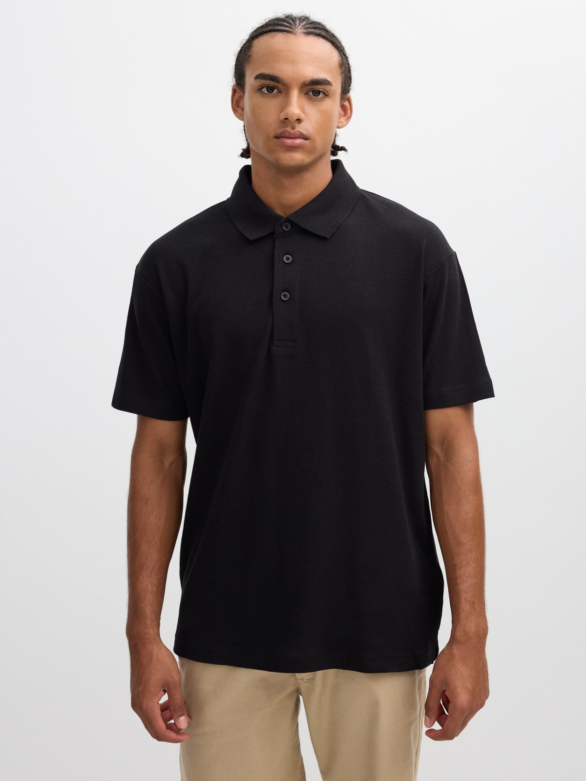 Polo básico textura preto vista meia frontal