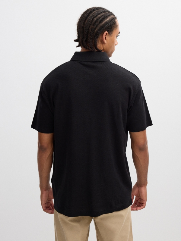 Polo básico textura preto vista meia traseira