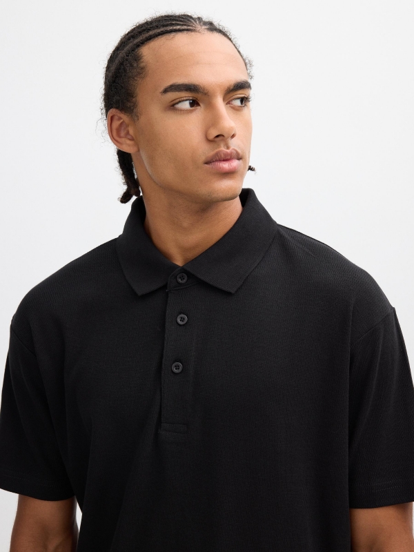 Polo básico textura preto vista detalhe