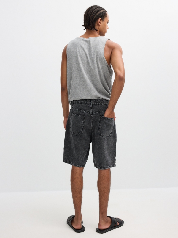 Bermuda jeans regular preto vista meia traseira
