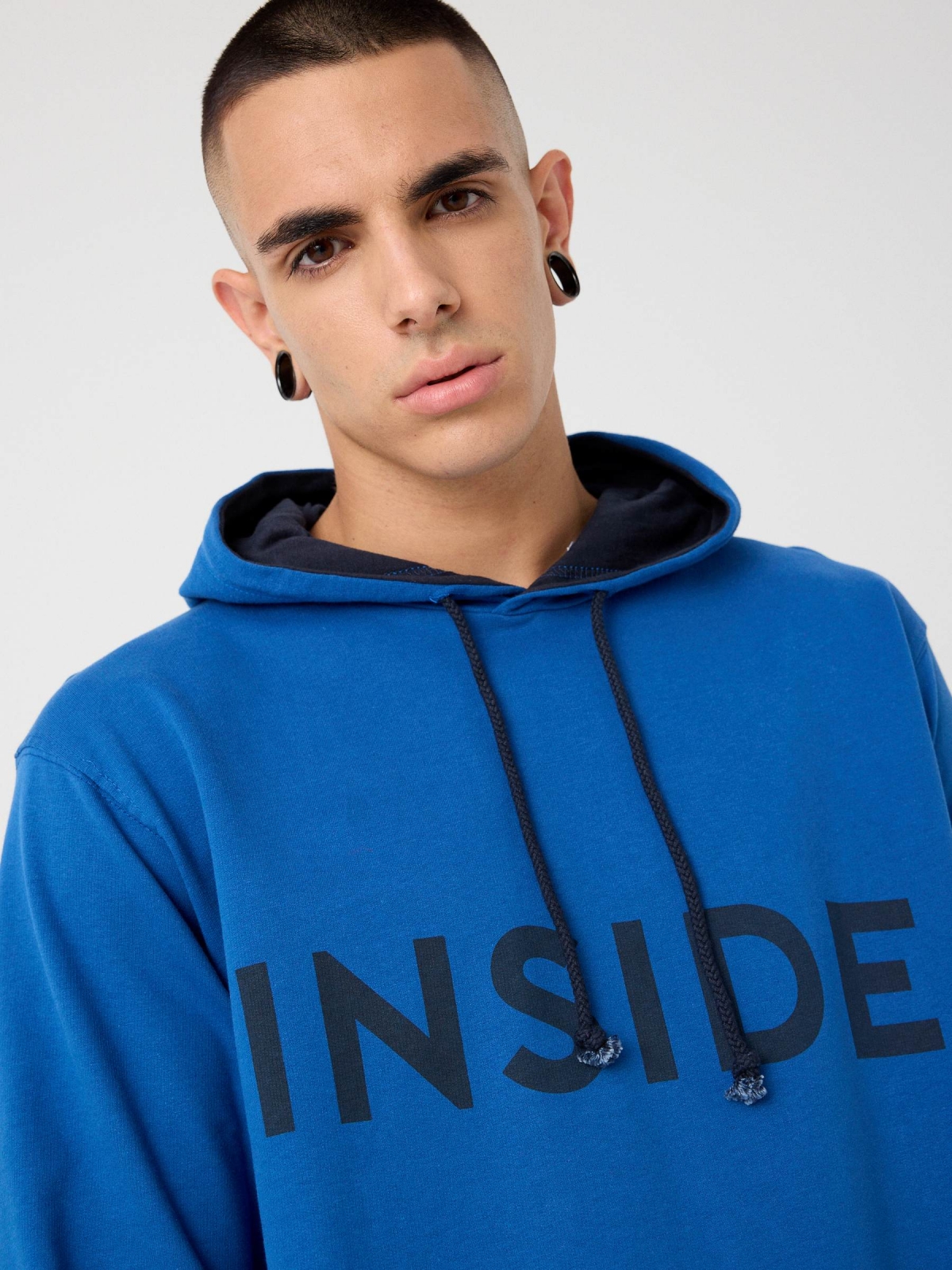 Sudadera básica canguro azul vista detalle