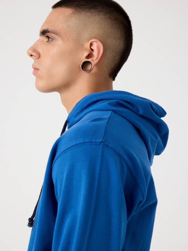 Camisola canguru básica azul vista detalhe