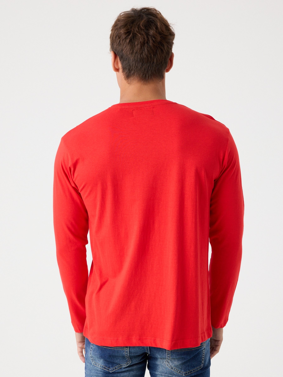 Camiseta básica con logo rojo intenso vista media trasera