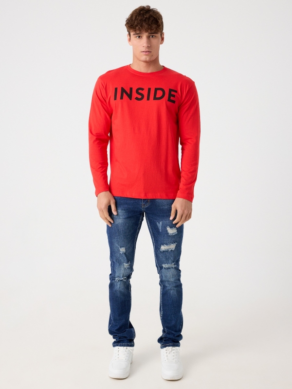 Camiseta básica con logo rojo intenso vista general frontal