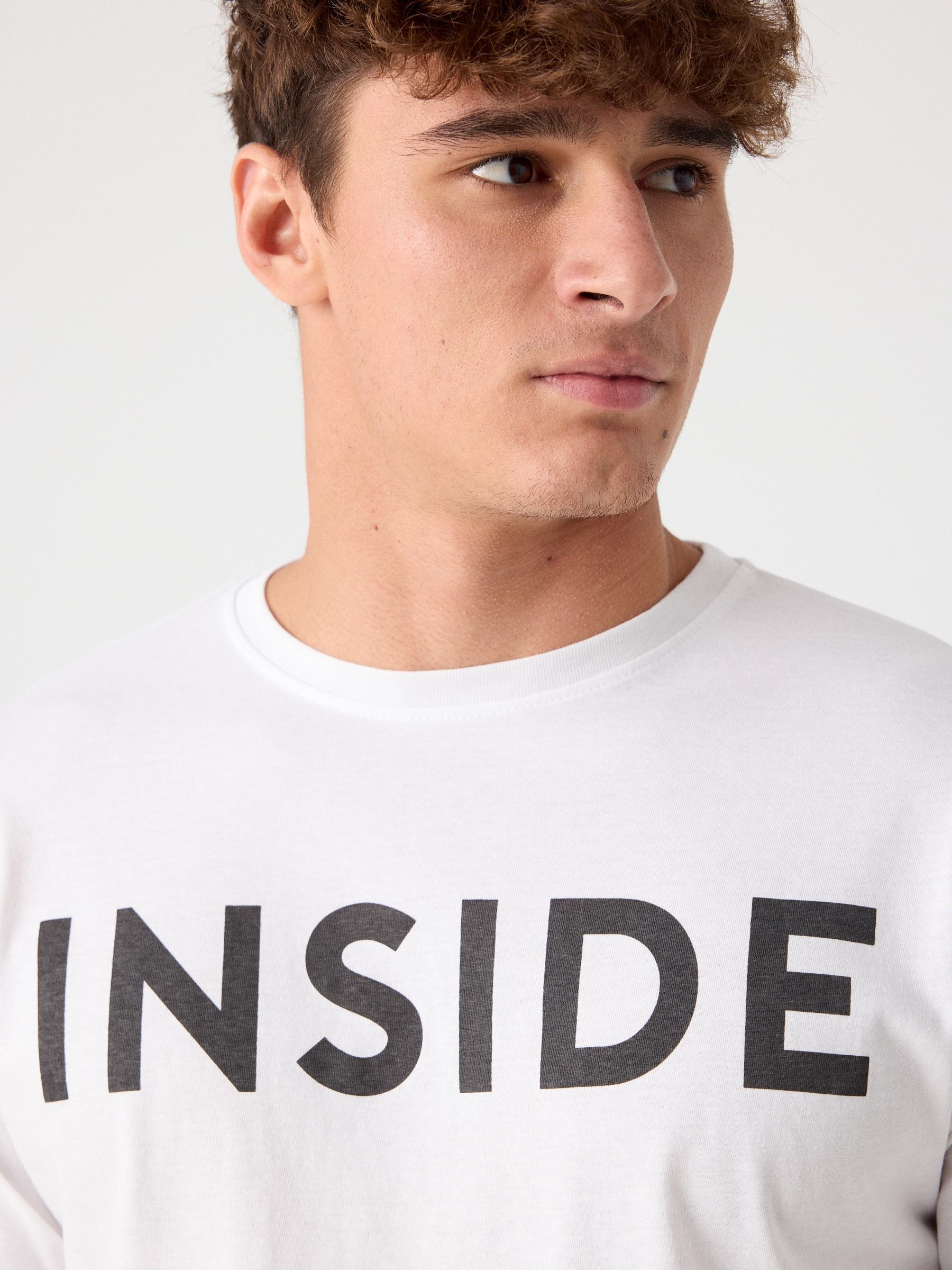 T-shirt básica com logótipo branco vista meia frontal