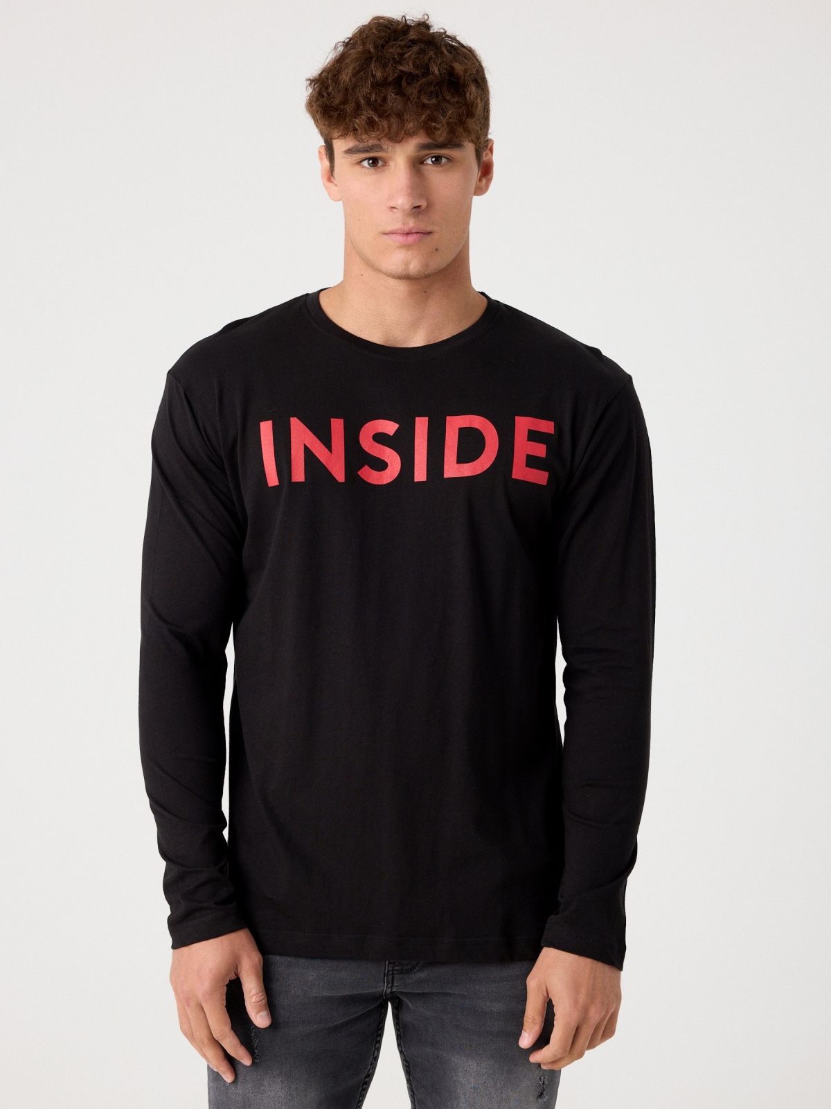 Camiseta básica con logo negro vista media frontal
