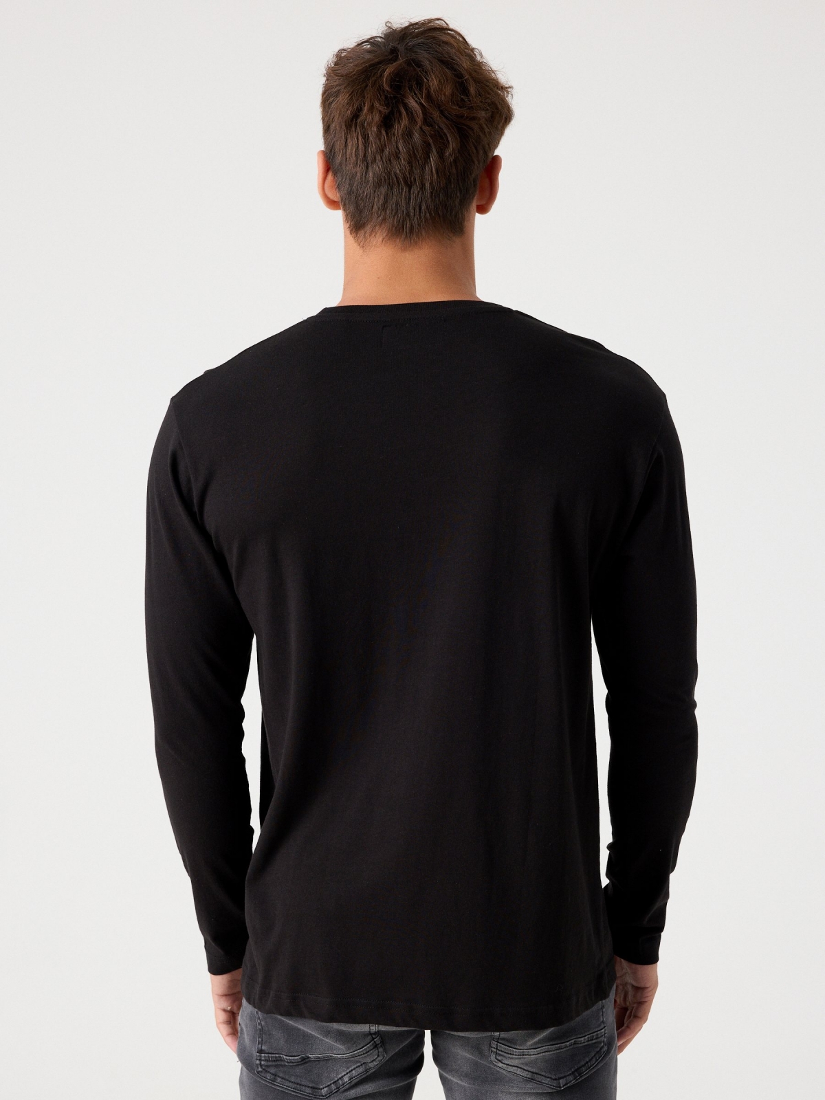 Camiseta básica con logo negro vista media trasera