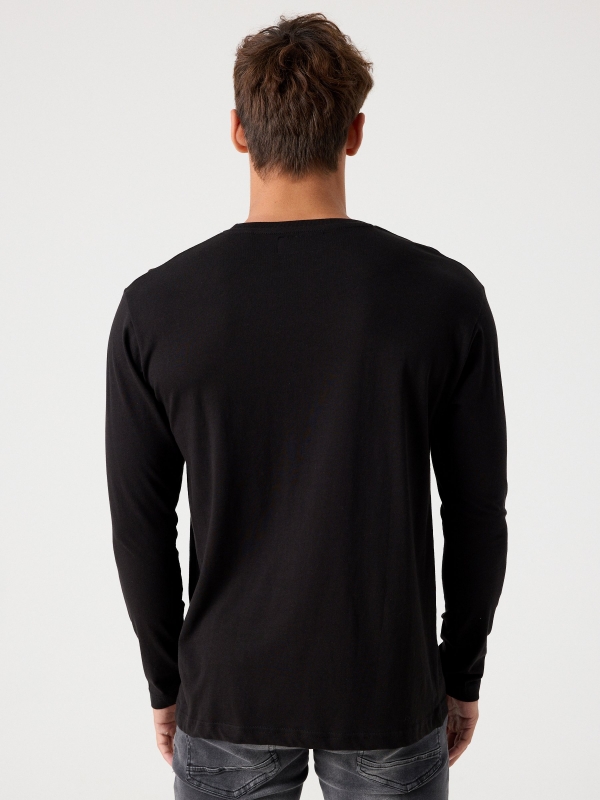 Camiseta básica con logo negro vista media trasera