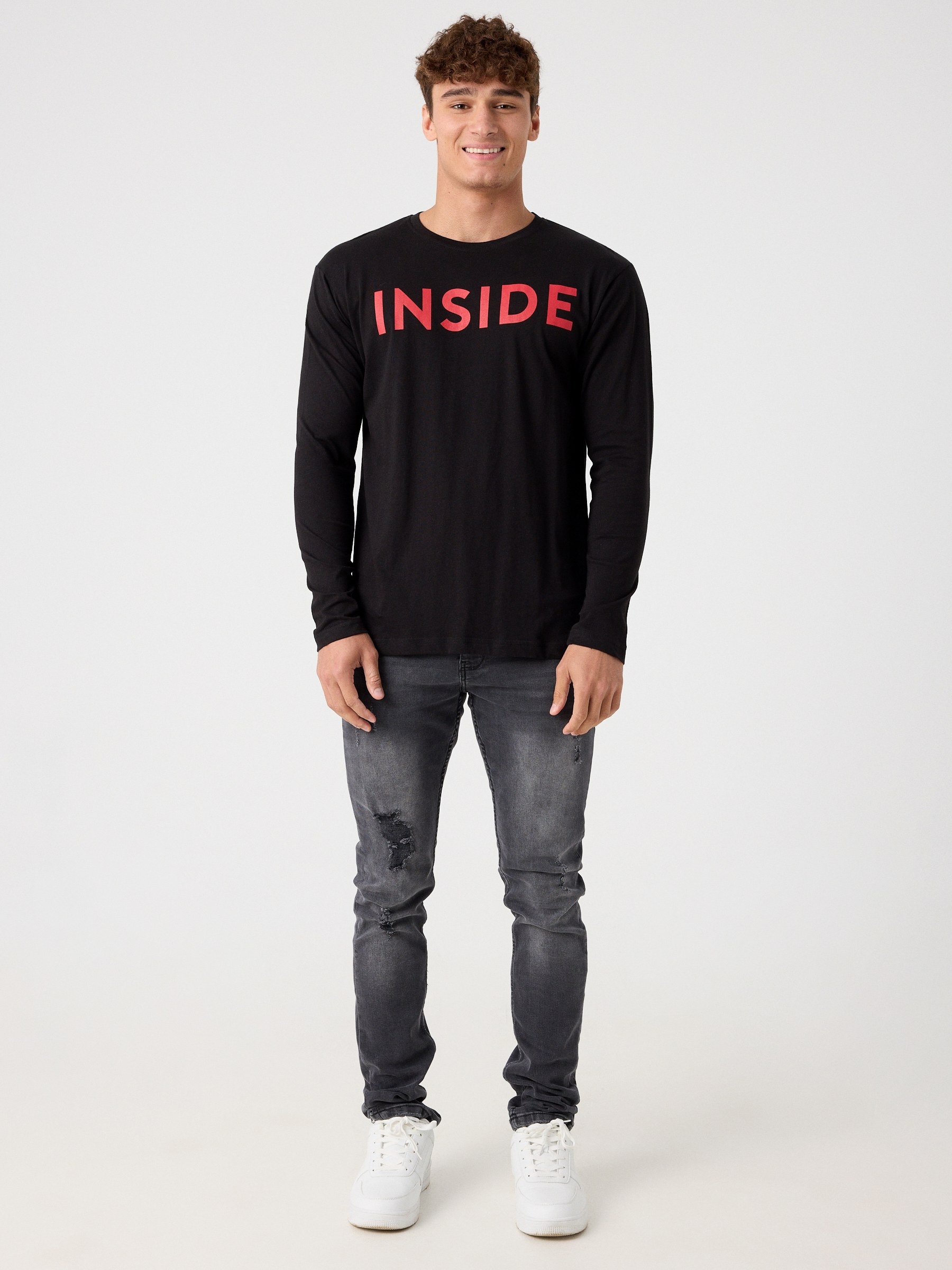T-shirt básica com logótipo preto vista meia frontal