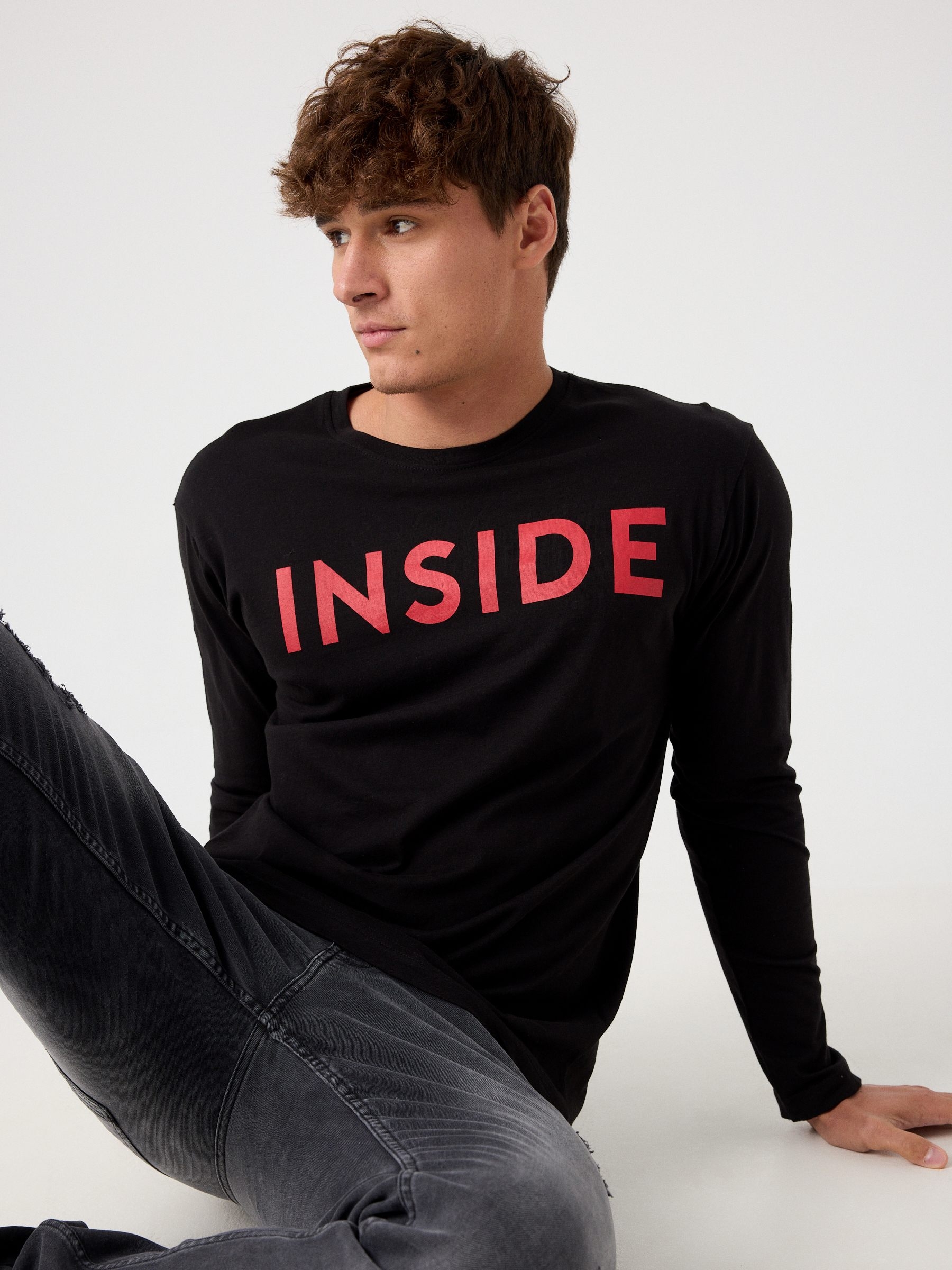 T-shirt básica com logótipo preto vista meia frontal