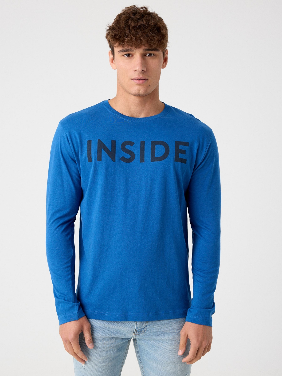 T-shirt básica com logótipo azul eléctrico vista meia frontal