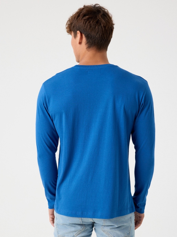 T-shirt básica com logótipo azul eléctrico vista meia traseira
