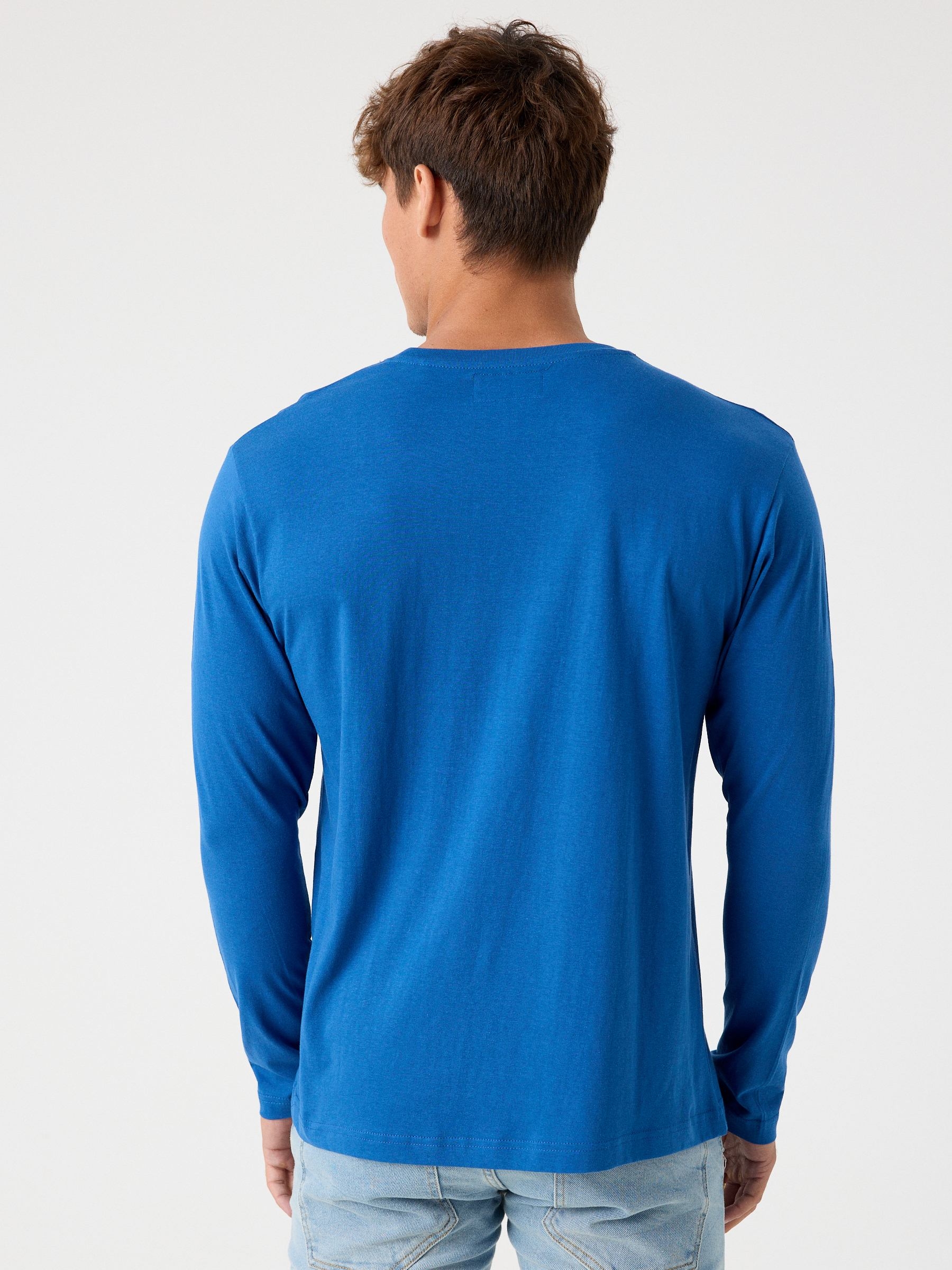 T-shirt básica com logótipo azul eléctrico vista meia frontal