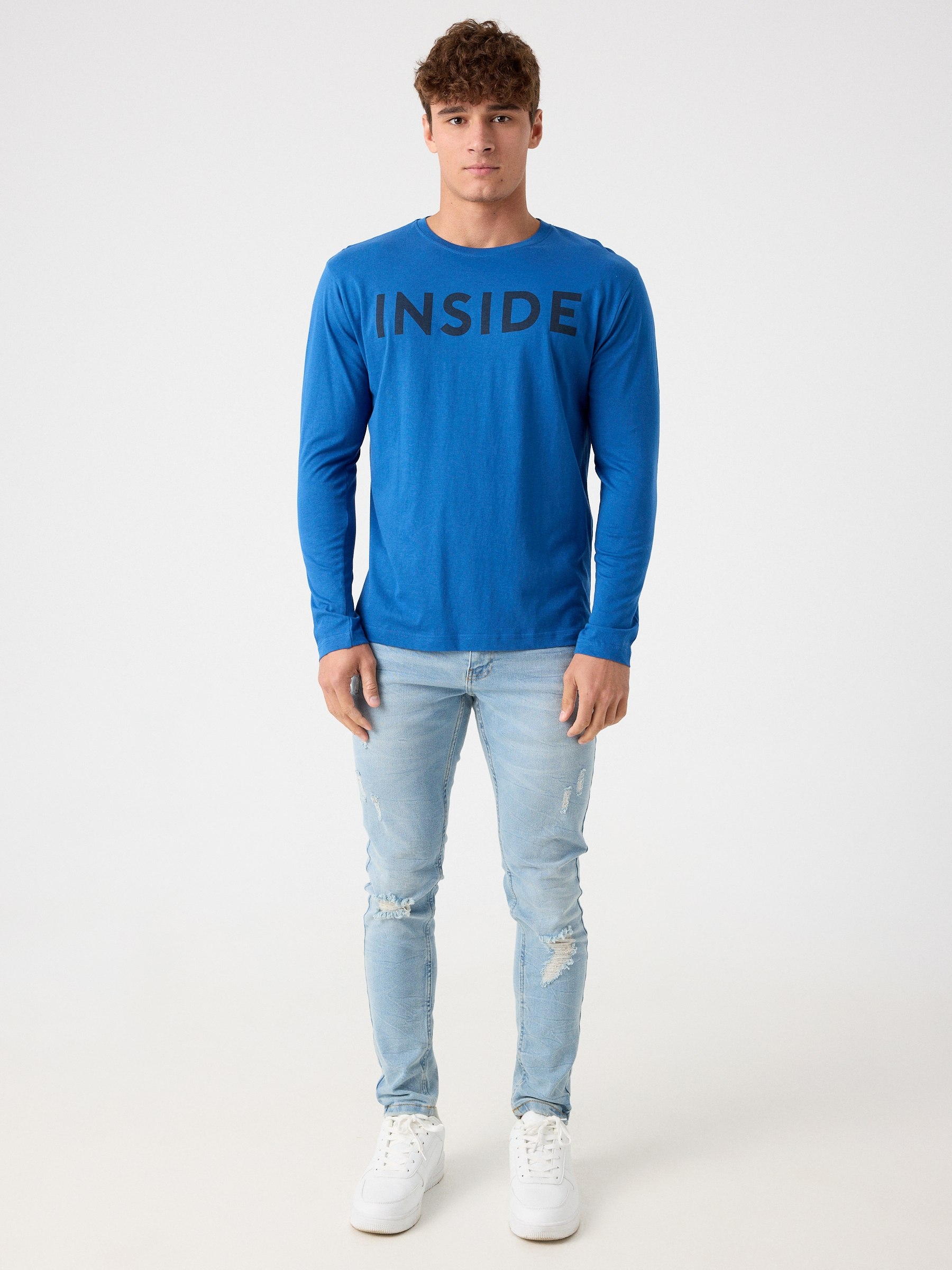 T-shirt básica com logótipo azul eléctrico vista meia frontal