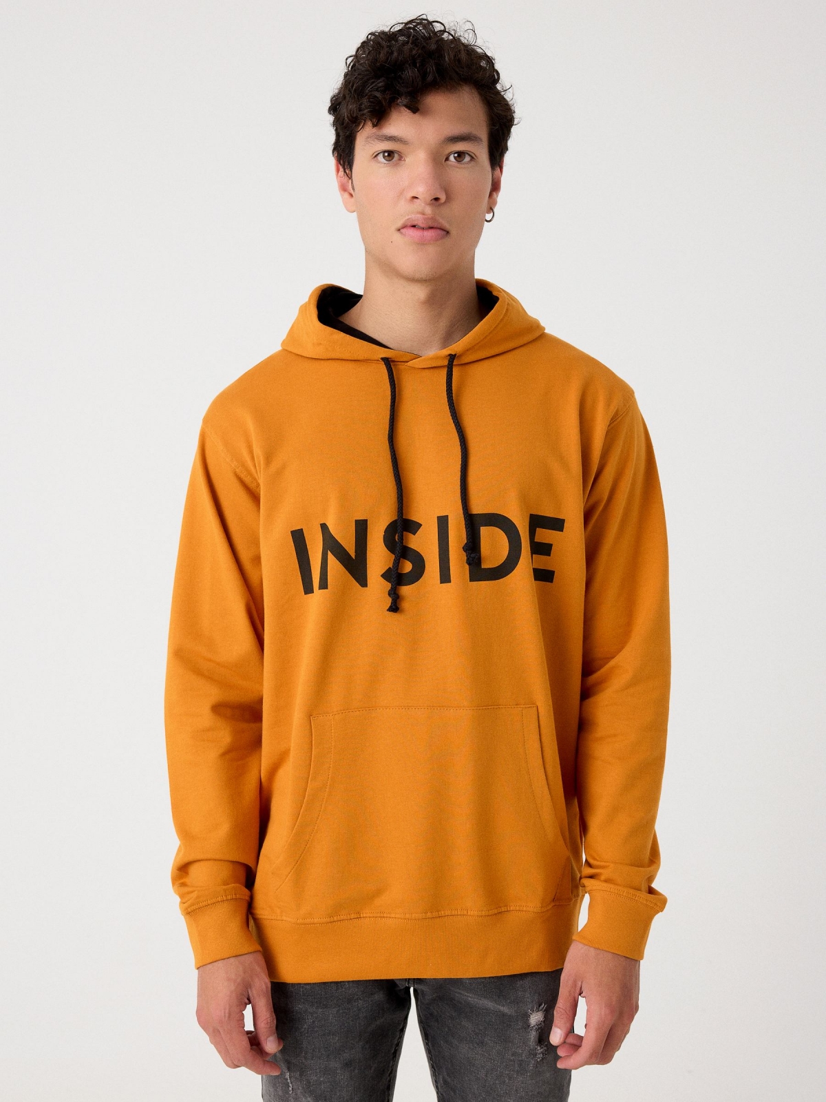 Sudadera básica canguro amarillo vista media frontal