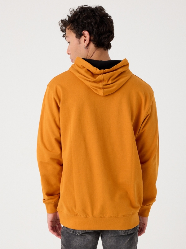 Sudadera básica canguro amarillo vista media trasera