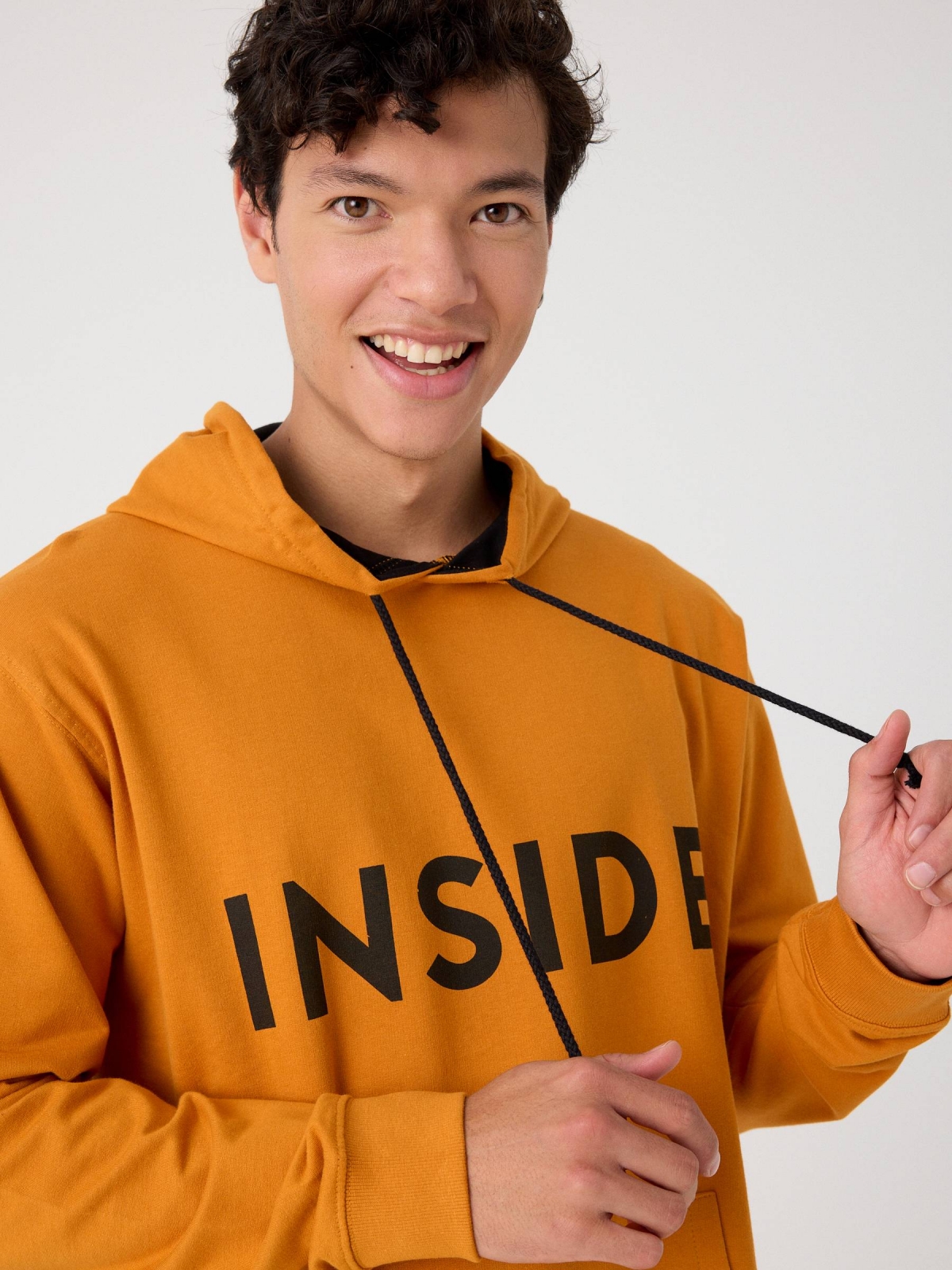 Sudadera básica canguro amarillo vista detalle