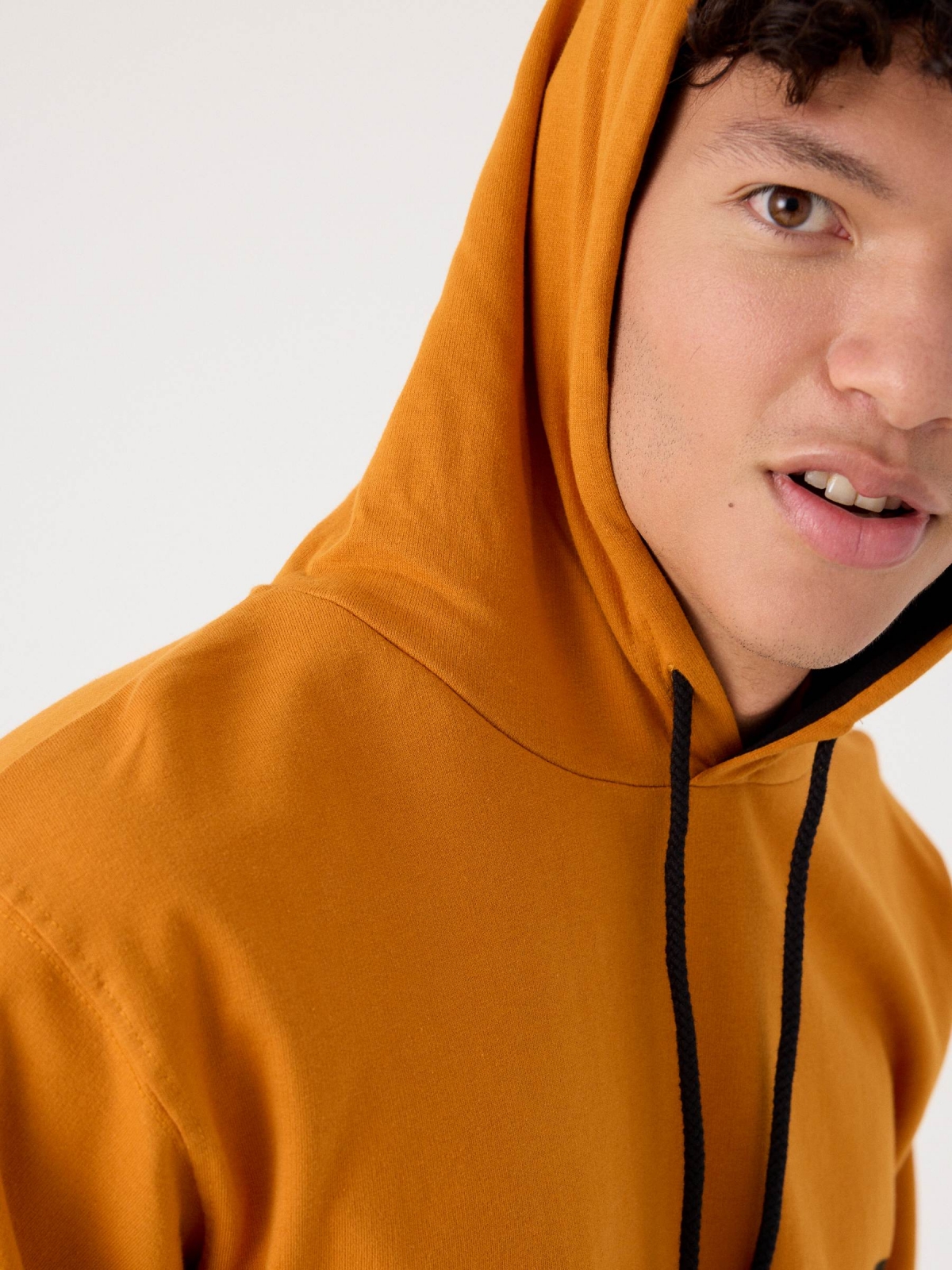 Sudadera básica canguro amarillo vista detalle