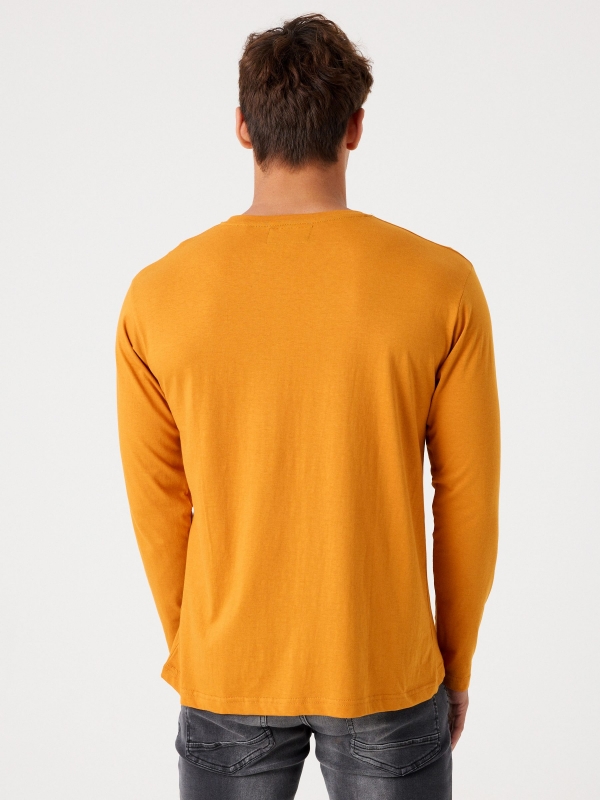 T-shirt básica com logótipo ocre vista meia traseira