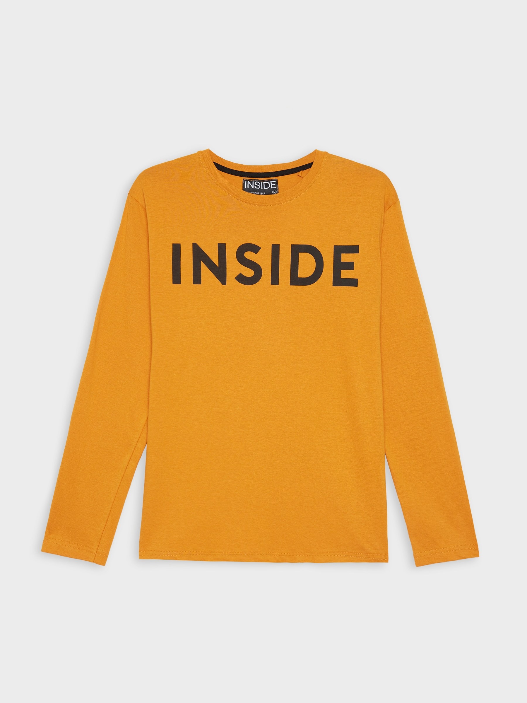 T-shirt básica com logótipo ocre vista meia frontal