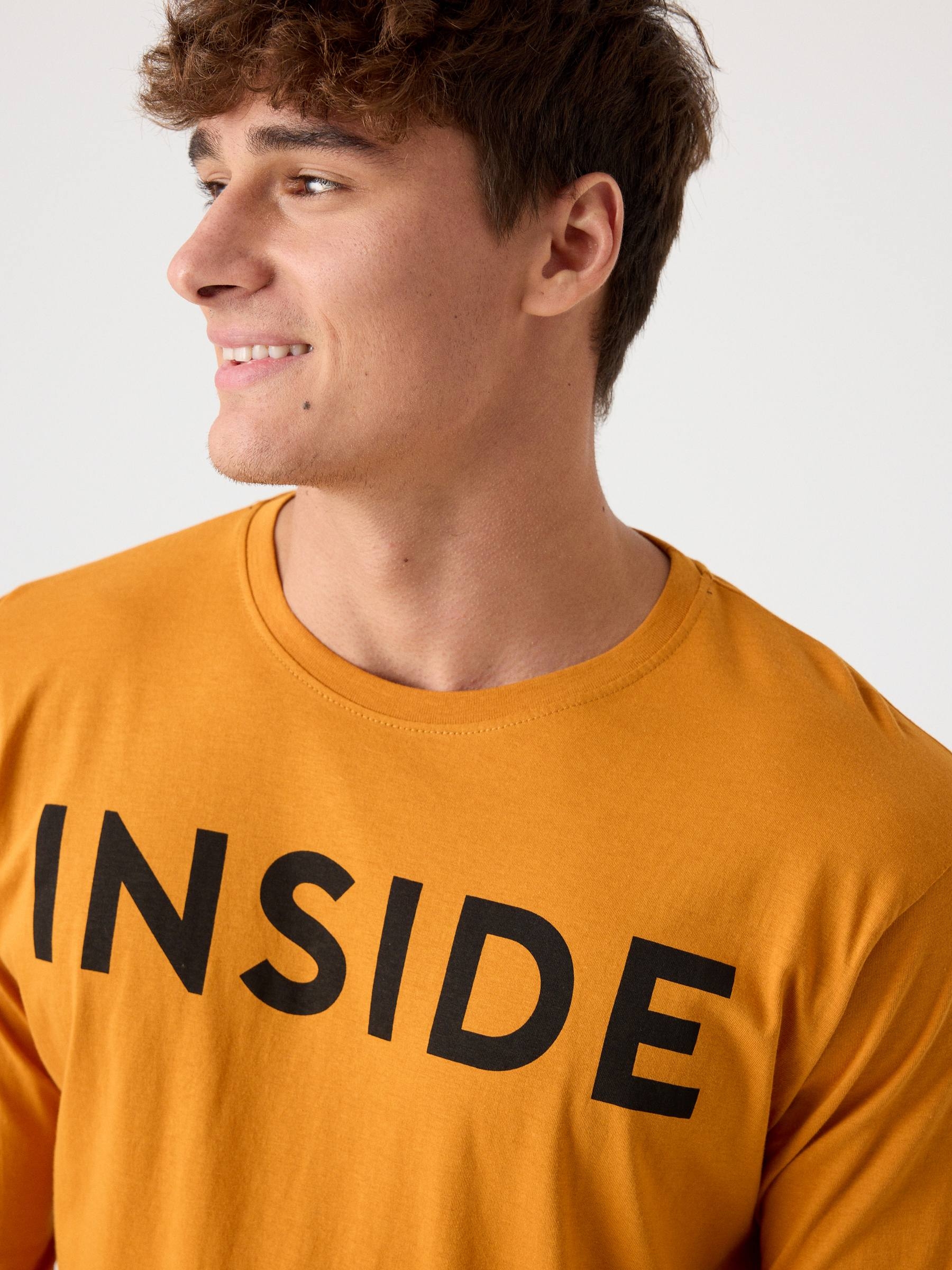 T-shirt básica com logótipo ocre vista meia frontal