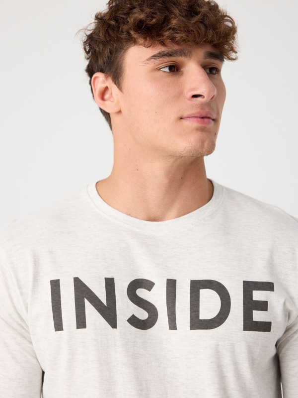 T-shirt básica com logótipo melange claro vista detalhe