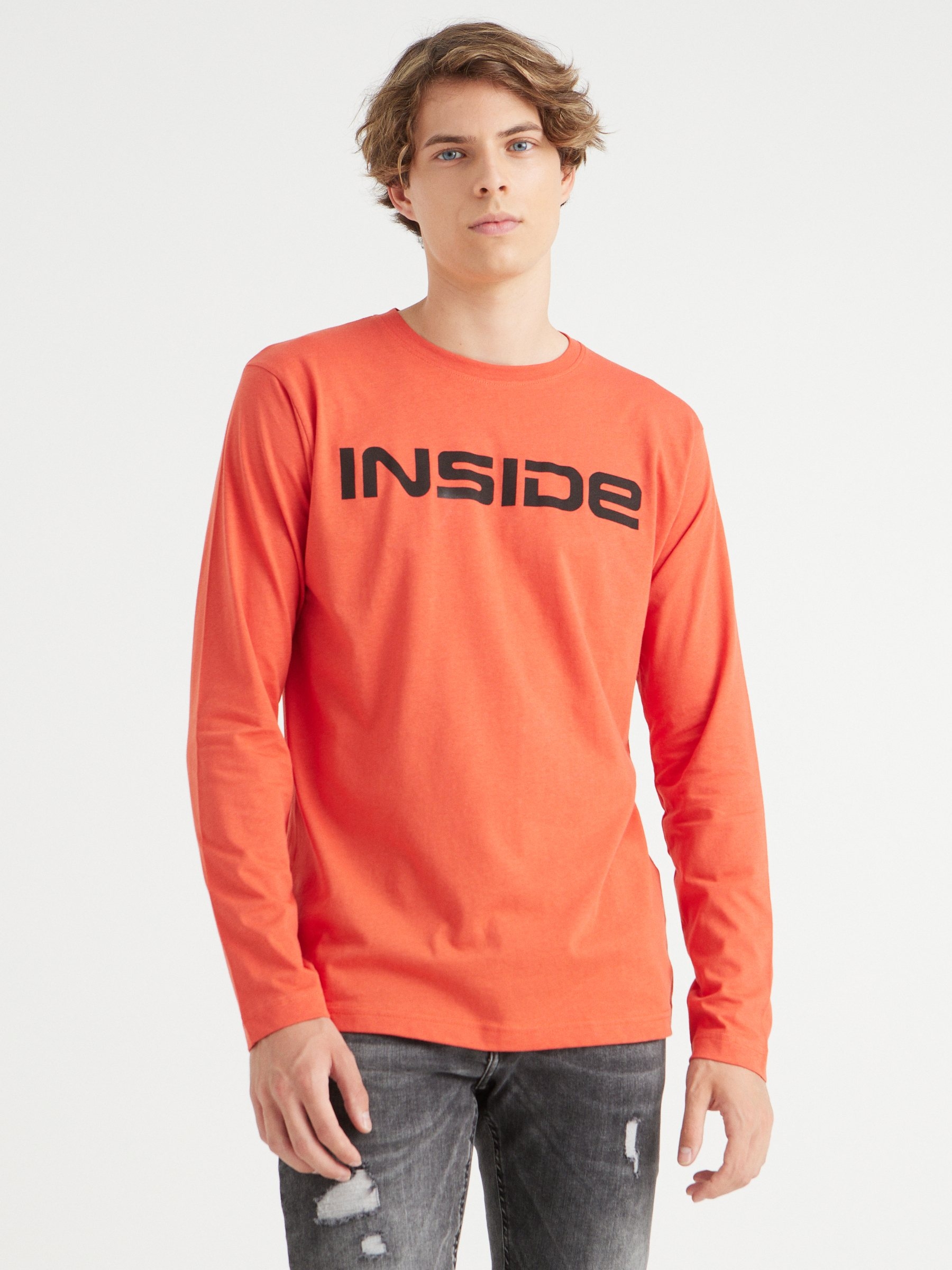 T-shirt básica com logótipo terracota vista meia frontal