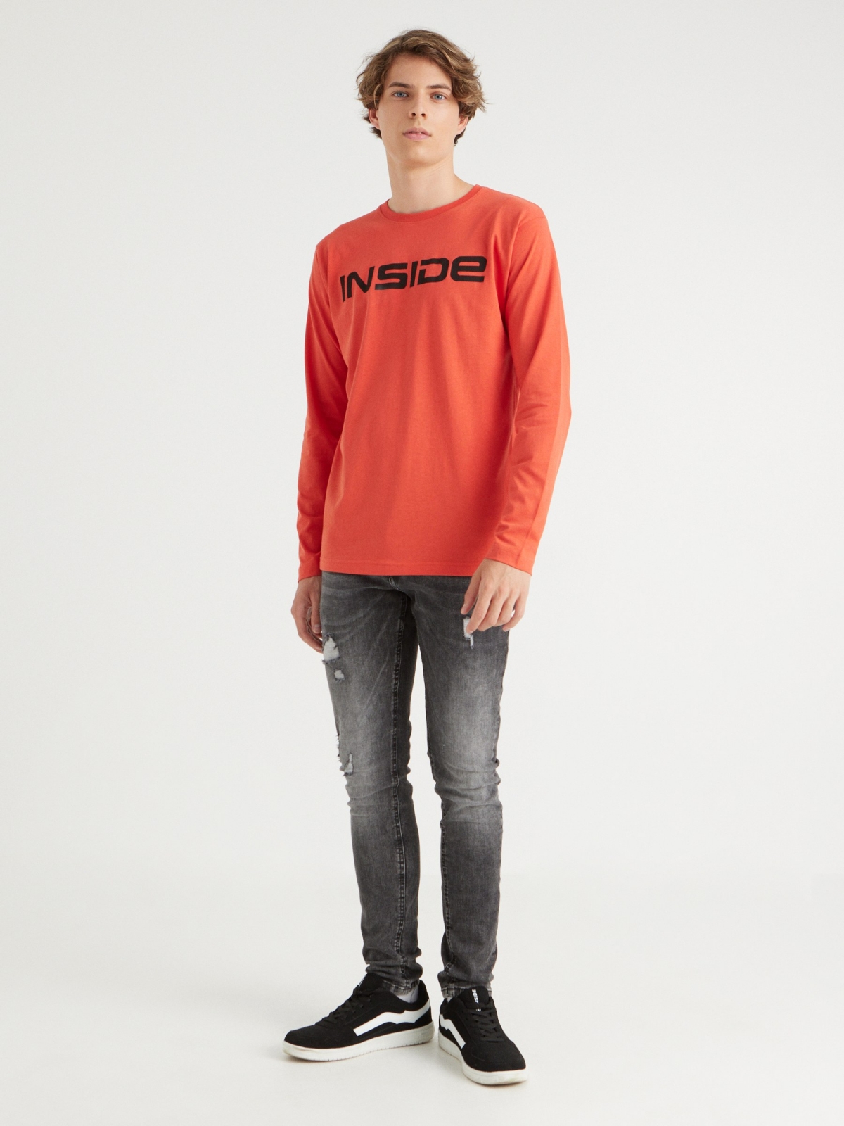 T-shirt básica com logótipo terracota vista geral frontal