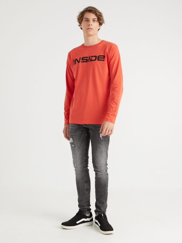 T-shirt básica com logótipo terracota vista geral frontal