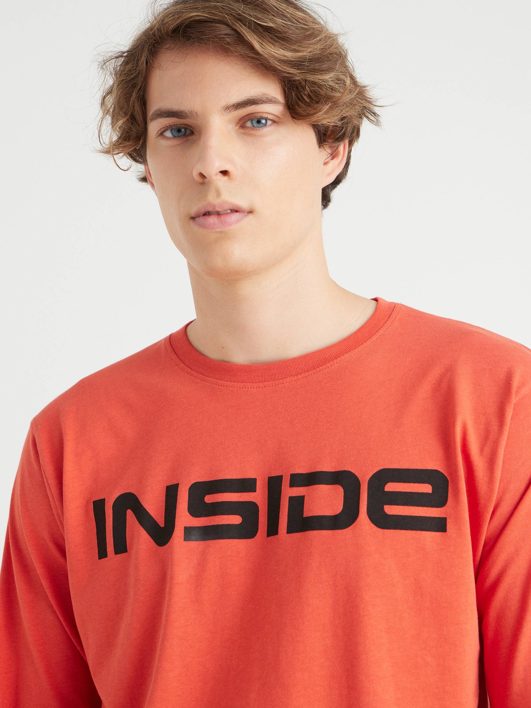 T-shirt básica com logótipo terracota vista meia frontal
