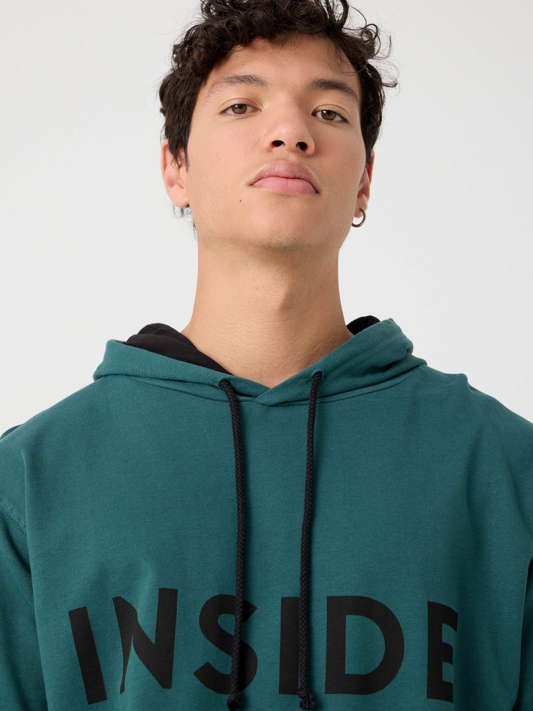 Sudadera básica canguro verde vista media frontal