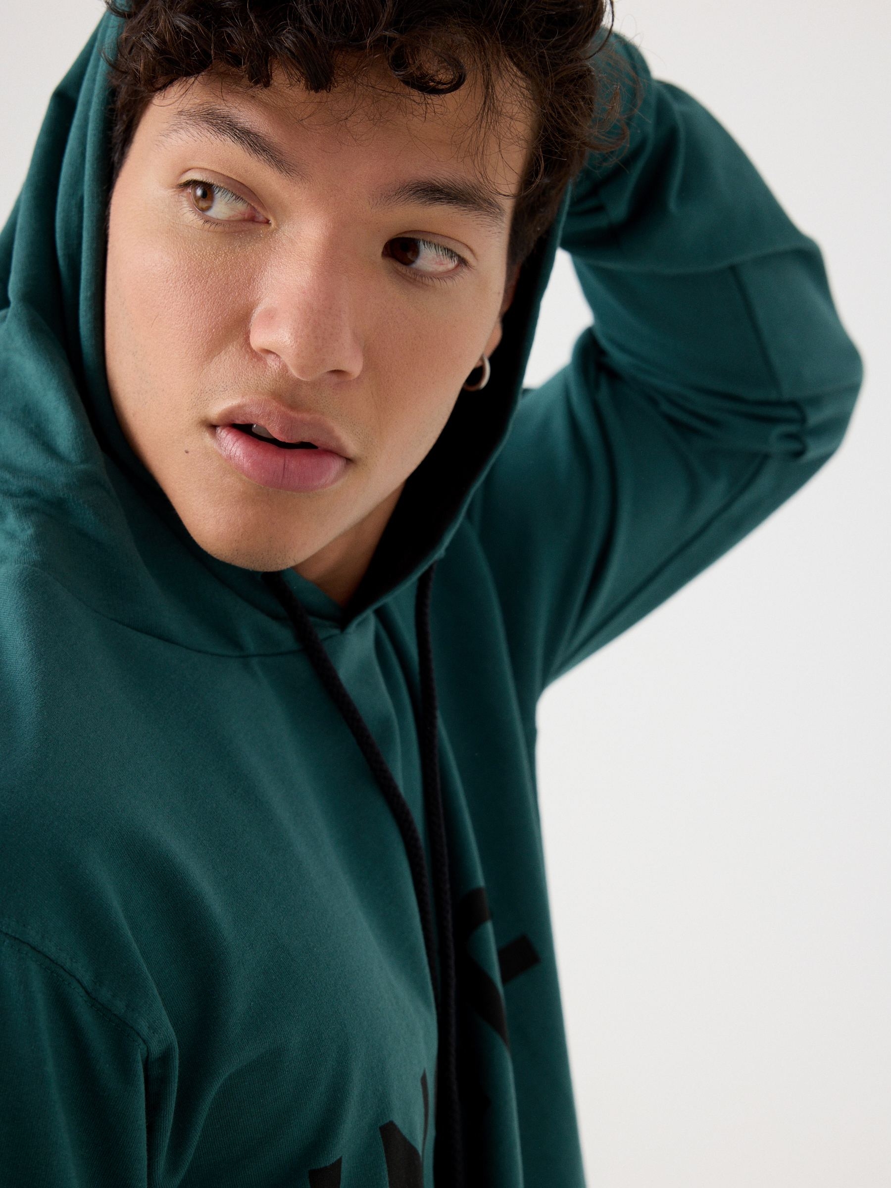 Sudadera básica canguro verde vista media frontal
