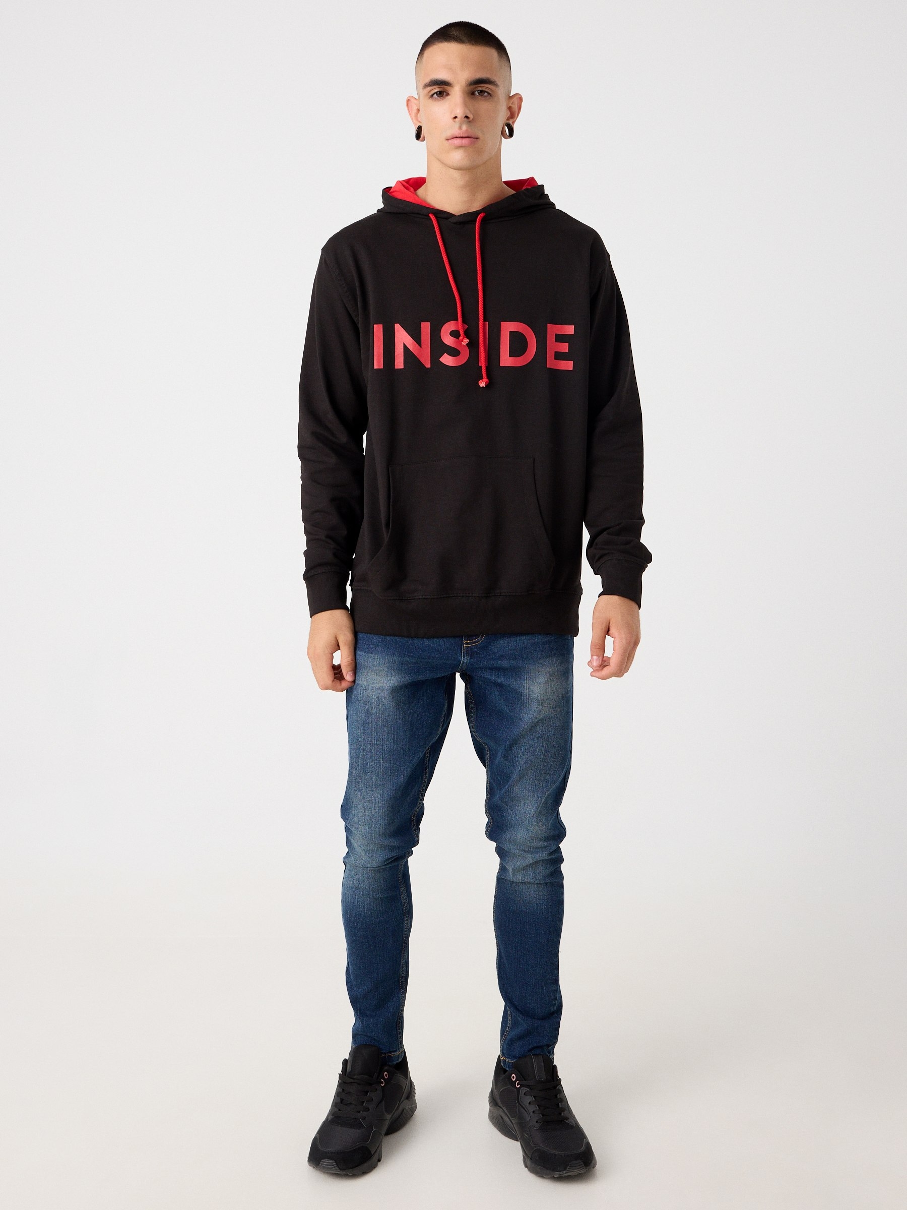 Hoodie e logotipo preto vista meia frontal