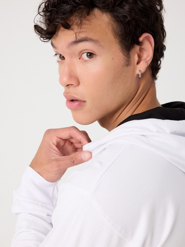 Basic kangaroo sweatshirt white detail view