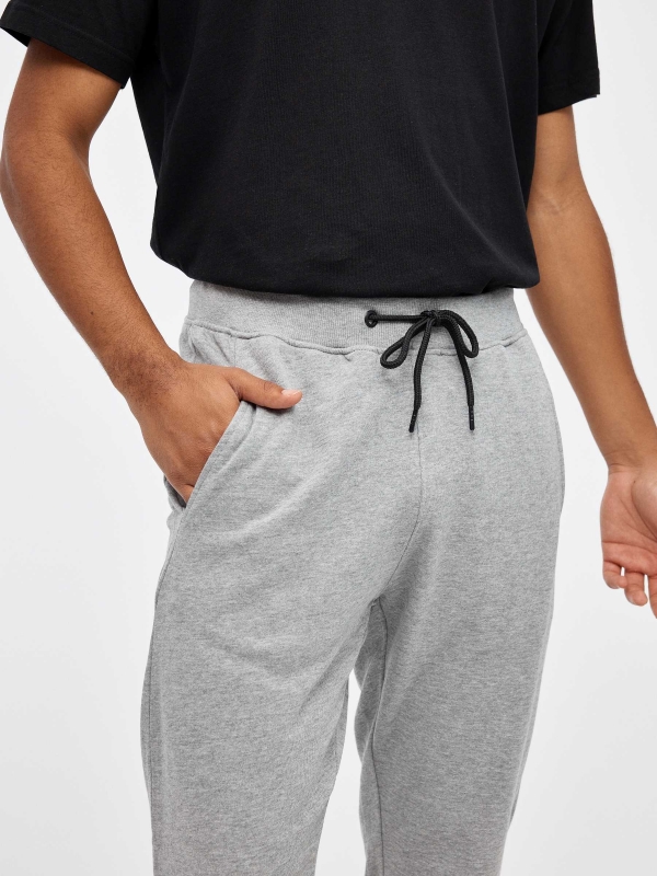 Pantalón jogger sport gris melange vista detalle