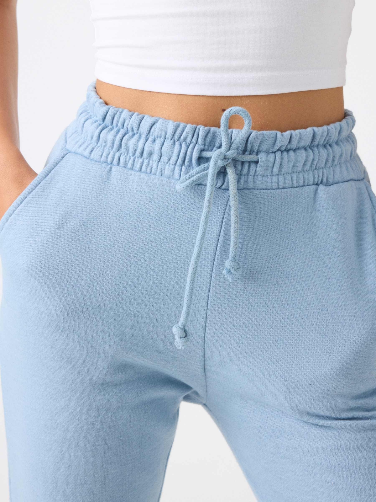 Pantalón jogger felpa azul claro vista detalle