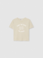 %Pto% Camiseta de manga curta com texto taupe vista frontal