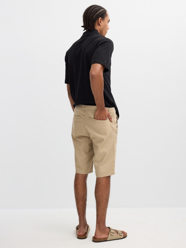 Bermuda chino beige vista media trasera