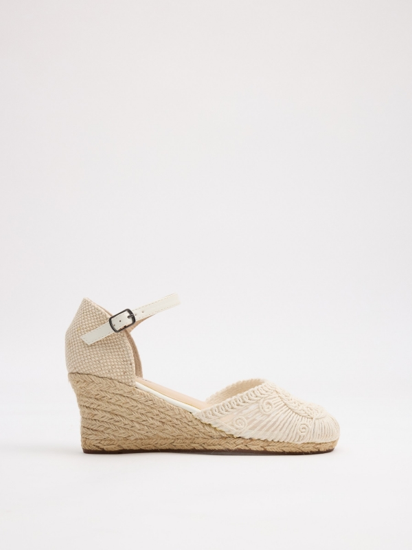 Jute wedge with embroidery off white
