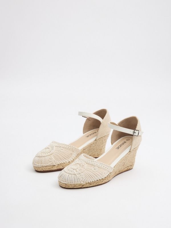 Jute wedge with embroidery off white 45º front view