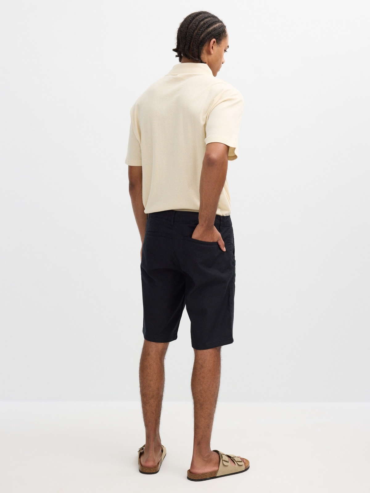 Bermuda chino preto vista meia traseira
