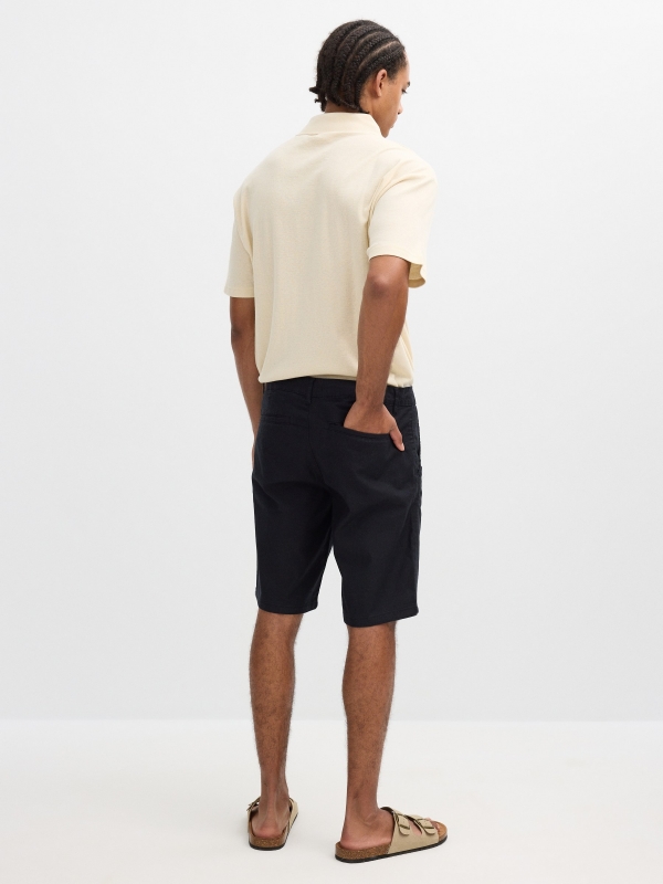 Bermuda chino negro vista media trasera