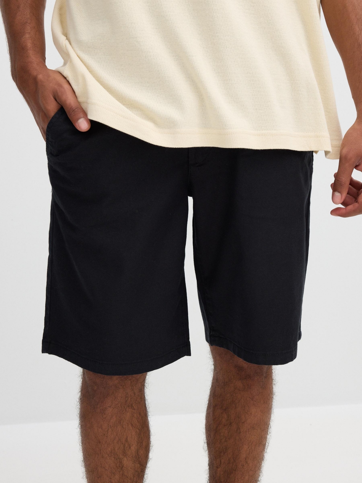 Bermuda chino preto vista geral frontal