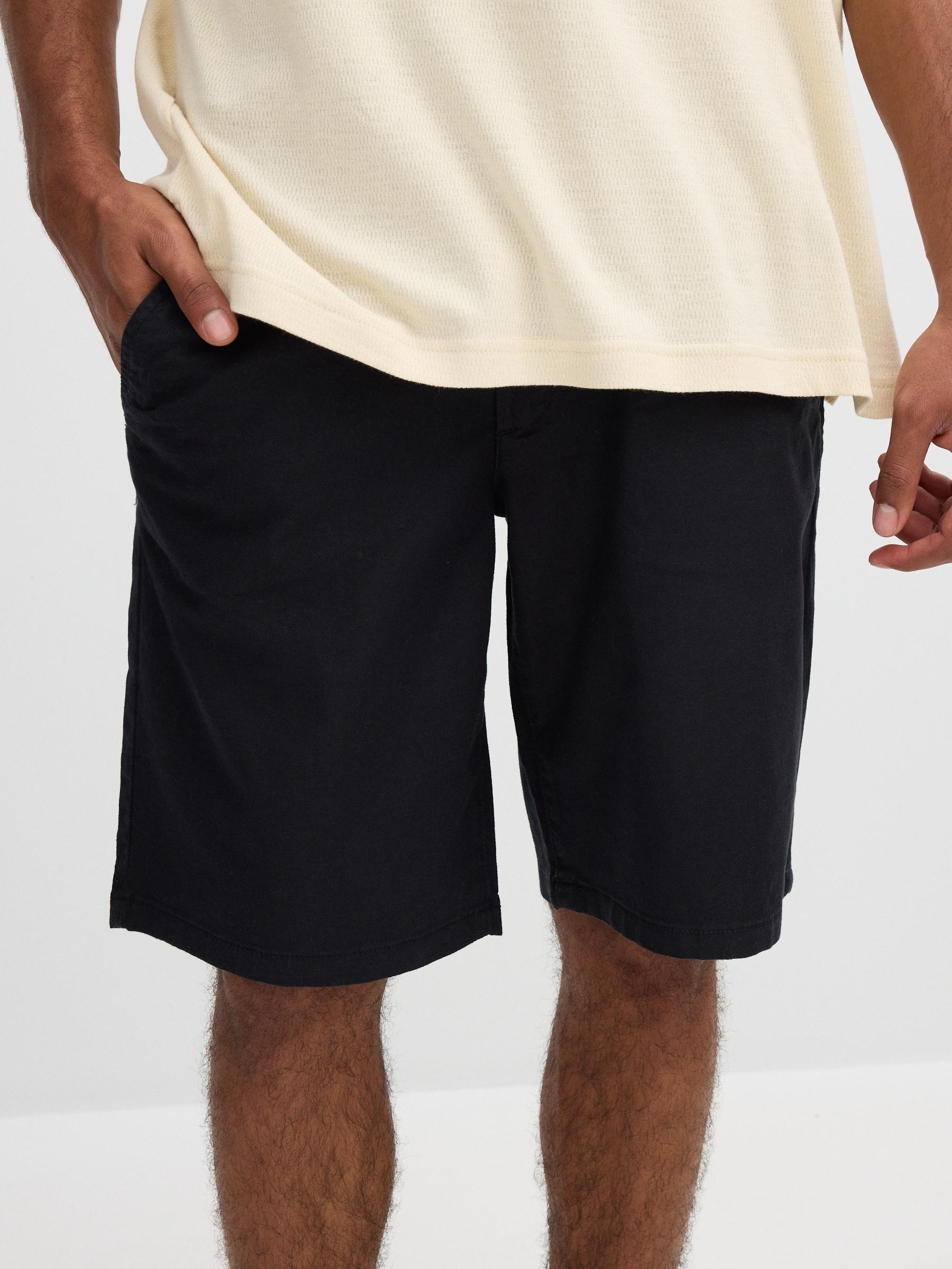Bermuda chino negro vista media frontal