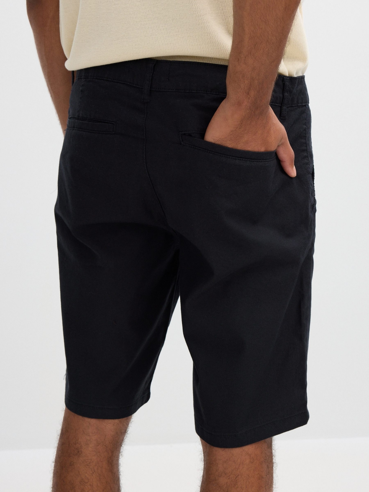 Bermuda chino negro vista detalle