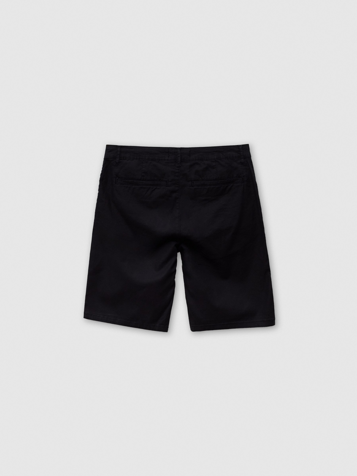 Bermuda chino negro vista trasera