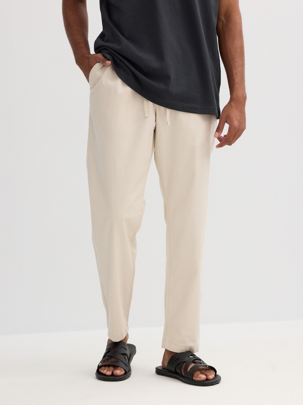 Pantalón lino beige vista media trasera
