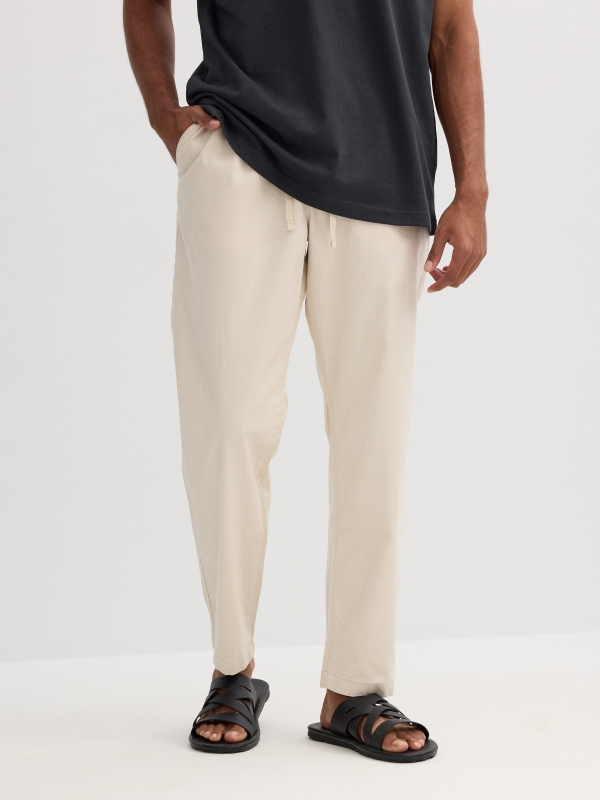 Pantalón lino beige vista media trasera