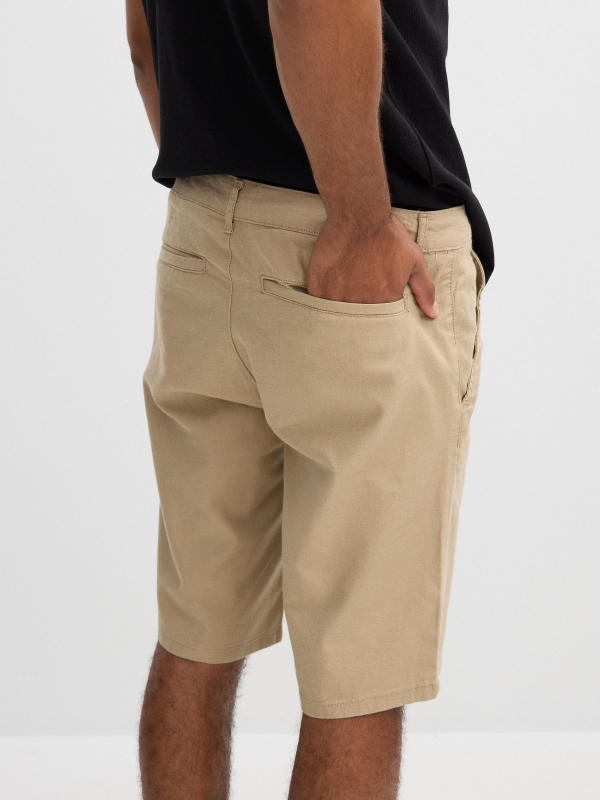 Bermuda chino beige vista detalle