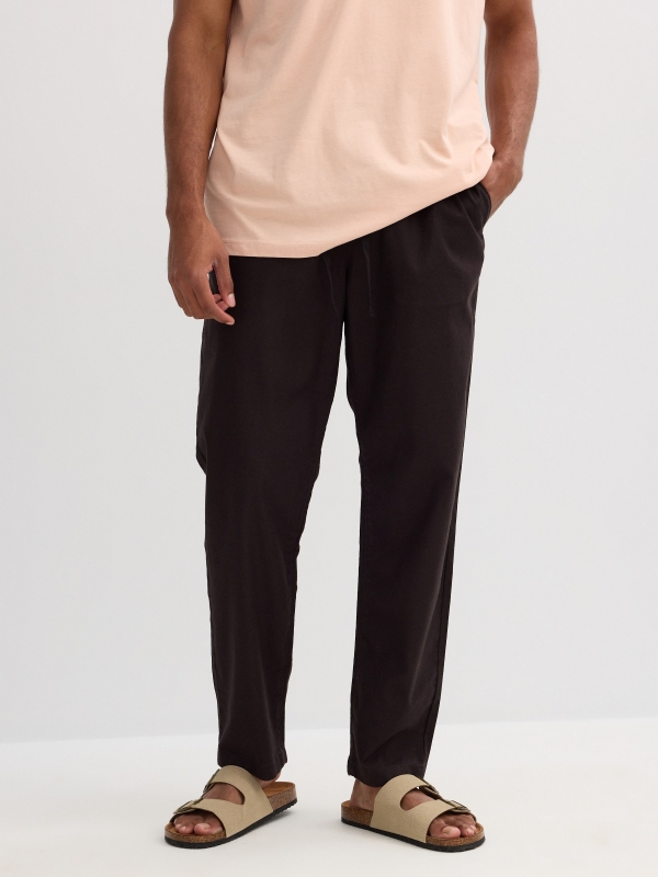 Pantalón lino negro vista media trasera